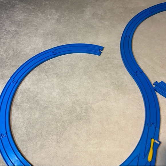 TOMY Thomas the Train Blue Train Tracks 14 Curved & 1 Switch Track Junction - Picture 7 of 11